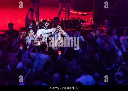 Newcastle, Regno Unito - Elvana, Elvis fronteggiò i Nirvana si esibirono il 27 aprile all'O2 City Hall di Newcastle nell'ultima notte del loro tour nel Regno Unito. Foto di Jill o'Donnell/Alamy Live News Foto Stock