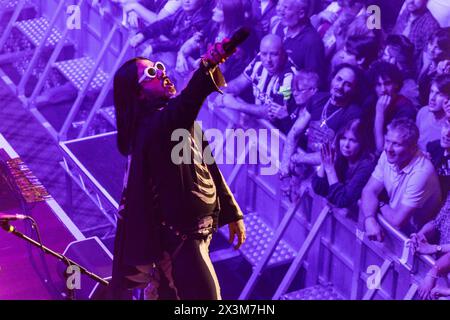 Newcastle, Regno Unito - Elvana, Elvis fronteggiò i Nirvana si esibirono il 27 aprile all'O2 City Hall di Newcastle nell'ultima notte del loro tour nel Regno Unito. Foto di Jill o'Donnell/Alamy Live News Foto Stock