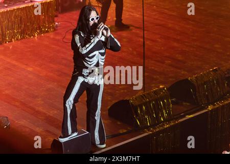 Newcastle, Regno Unito - Elvana, Elvis fronteggiò i Nirvana si esibirono il 27 aprile all'O2 City Hall di Newcastle nell'ultima notte del loro tour nel Regno Unito. Foto di Jill o'Donnell/Alamy Live News Foto Stock