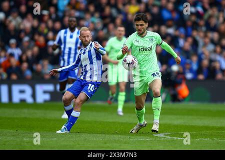 Hillsborough Stadium, Sheffield, Inghilterra - 27 aprile 2024 Okay Yokuslu (35) di West Bromwich arriva al pallone davanti a Barry Bannan (10) di Sheffield Wednesday - durante la partita Sheffield Wednesday contro West Brom, EFL Championship, 2023/24, Hillsborough Stadium, Sheffield, Inghilterra - 27 aprile 2024 credito: Arthur Haigh/WhiteRosePhotos/Alamy Live News Foto Stock