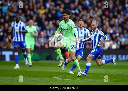 Hillsborough Stadium, Sheffield, Inghilterra - 27 aprile 2024 Okay Yokuslu (35) di West Bromwich arriva al pallone davanti a Barry Bannan (10) di Sheffield Wednesday - durante la partita Sheffield Wednesday contro West Brom, EFL Championship, 2023/24, Hillsborough Stadium, Sheffield, Inghilterra - 27 aprile 2024 credito: Arthur Haigh/WhiteRosePhotos/Alamy Live News Foto Stock