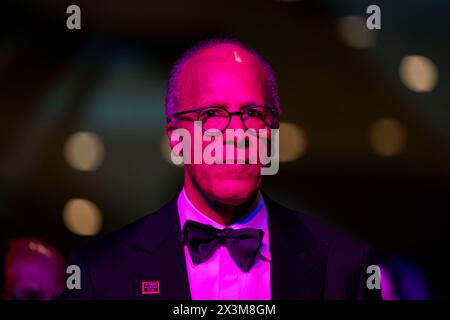 Washington, Stati Uniti. 27 aprile 2024. Il giornalista Lester Holt arriva alla cena dei corrispondenti della Casa Bianca al Washington Hilton di Washington DC sabato 27 aprile 2024. Foto di Bonnie Cash/Pool/Sipa USA credito: SIPA USA/Alamy Live News Foto Stock