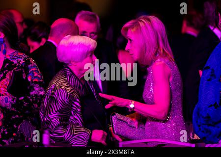 Washington, Stati Uniti. 27 aprile 2024. Il segretario al Tesoro Janet Yellen parla con la giornalista Dana Bash prima della cena dei corrispondenti della Casa Bianca al Washington Hilton di Washington, DC, sabato 27 aprile 2024. Foto di Bonnie Cash/Pool/ABACAPRESS.COM credito: Abaca Press/Alamy Live News Foto Stock