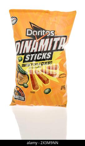 Winneconne, WI - 27 aprile 2024: Un pacchetto di bastoncini Doritos dinamita affumicati queso cileno su sfondo isolato. Foto Stock