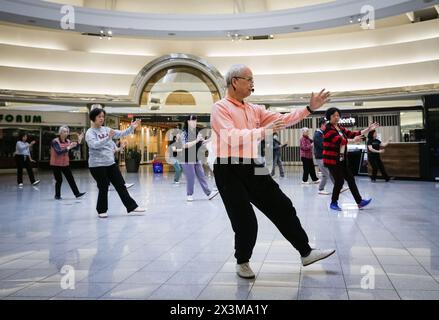 Richmond, Canada. 27 aprile 2024. Le persone praticano Tai chi all'interno di un centro commerciale durante il World Tai chi Day a Richmond, Canada, il 27 aprile 2024. La giornata Mondiale del Tai chi cade l'ultimo sabato di aprile. Crediti: Liang Sen/Xinhua/Alamy Live News Foto Stock