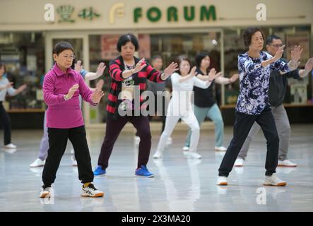 Richmond, Canada. 27 aprile 2024. Le persone praticano Tai chi all'interno di un centro commerciale durante il World Tai chi Day a Richmond, Canada, il 27 aprile 2024. La giornata Mondiale del Tai chi cade l'ultimo sabato di aprile. Crediti: Liang Sen/Xinhua/Alamy Live News Foto Stock