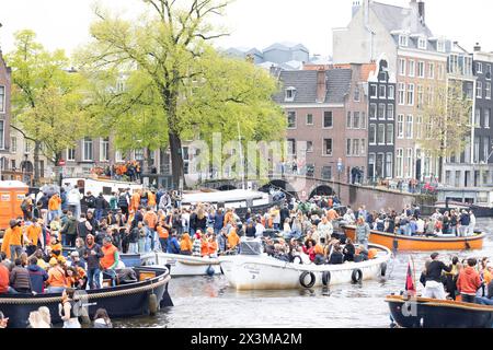 Amsterdam, Paesi Bassi. 27 aprile 2024. La gente celebra il giorno del Re ad Amsterdam, nei Paesi Bassi, il 27 aprile 2024. Il giorno del re è una festa nazionale nel Regno dei Paesi Bassi, celebrata il 27 aprile, il compleanno di re Willem-Alexander. Crediti: Sylvia Lederer/Xinhua/Alamy Live News Foto Stock