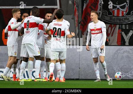 Leverkusen, Germania. 27 aprile 2024. Chris Fuehrich (1° R) del VfB Stuttgart festeggia il gol con i suoi compagni di squadra durante la partita di prima divisione della Bundesliga tra Bayer 04 Leverkusen e VfB Stuttgart a Leverkusen, Germania, il 27 aprile 2024. Crediti: Ulrich Hufnagel/Xinhua/Alamy Live News Foto Stock