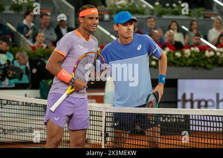 Madrid, Spagna. 27 aprile 2024. Il tennista spagnolo Rafael Nadal posa con il tennista australiano Álex de Miñaur al Caja Mágica di Madrid. Il tennista spagnolo Rafael Nadal ha battuto l'australiano Álex de Miñaur al mutua Madrid Tenos Open con punteggi parziali di 7-6 e 6-3. La vittoria dello spagnolo vale la pena di affrontare lunedì l'argentino Pedro Cachín. Credito: SOPA Images Limited/Alamy Live News Foto Stock