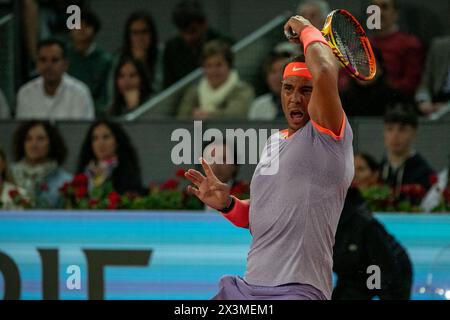 Madrid, Spagna. 27 aprile 2024. Rafael Nadal gioca contro Álex de Miñaur (non nella foto) alla Caja Magica. Il tennista spagnolo Rafael Nadal ha battuto l'australiano Álex de Miñaur al mutua Madrid Tenos Open con punteggi parziali di 7-6 e 6-3. La vittoria dello spagnolo vale la pena di affrontare lunedì l'argentino Pedro Cachín. Credito: SOPA Images Limited/Alamy Live News Foto Stock