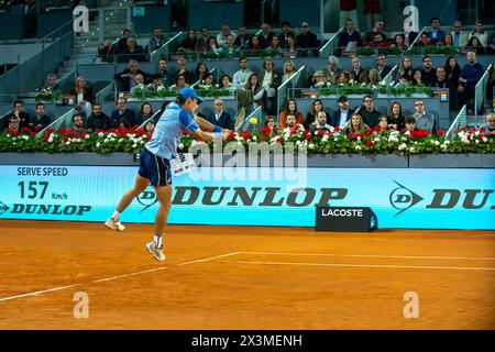 Madrid, Spagna. 27 aprile 2024. L'australiano Álex de Miñaur gioca contro Rafael Nadal (non nella foto) alla Caja Magica. Il tennista spagnolo Rafael Nadal ha battuto l'australiano Álex de Miñaur al mutua Madrid Tenos Open con punteggi parziali di 7-6 e 6-3. La vittoria dello spagnolo vale la pena di affrontare lunedì l'argentino Pedro Cachín. Credito: SOPA Images Limited/Alamy Live News Foto Stock