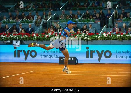 Madrid, Spagna. 27 aprile 2024. L'australiano Álex de Miñaur gioca contro Rafael Nadal (non nella foto) alla Caja Magica. Il tennista spagnolo Rafael Nadal ha battuto l'australiano Álex de Miñaur al mutua Madrid Tenos Open con punteggi parziali di 7-6 e 6-3. La vittoria dello spagnolo vale la pena di affrontare lunedì l'argentino Pedro Cachín. Credito: SOPA Images Limited/Alamy Live News Foto Stock