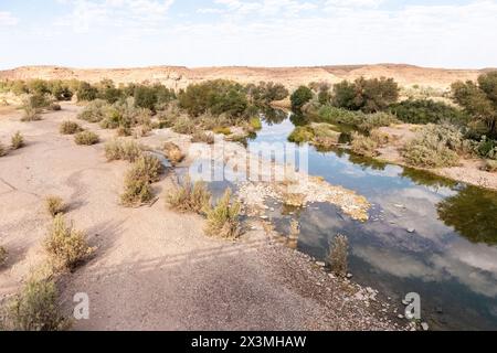 Le basse nuvole disperse si riflettono nel fiume Fish nella Namibia meridionale Foto Stock