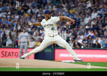 Milwaukee, WISCONSIN, Stati Uniti. 27 aprile 2024. Joe Ross (41) lanciatore dei Milwaukee Brewers durante la partita tra i Milwaukee Brewers e i New York Yankees all'American Family Field di Milwaukee, WISCONSIN. Darren Lee/CSM/Alamy Live News Foto Stock