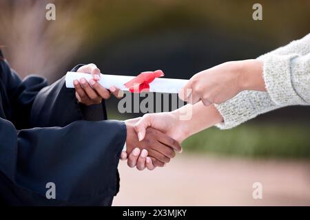 Stretta di mano, laurea e certificato con congratulazioni per una persona all'università, all'istruzione e agli obiettivi. Gente, stringendo la mano e diplomato per Foto Stock