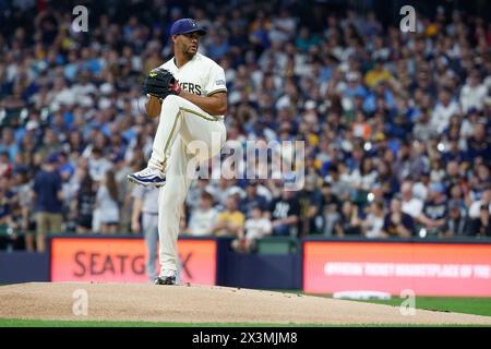 Milwaukee, WISCONSIN, Stati Uniti. 27 aprile 2024. Joe Ross (41) lanciatore dei Milwaukee Brewers durante la partita tra i Milwaukee Brewers e i New York Yankees all'American Family Field di Milwaukee, WISCONSIN. Darren Lee/CSM/Alamy Live News Foto Stock