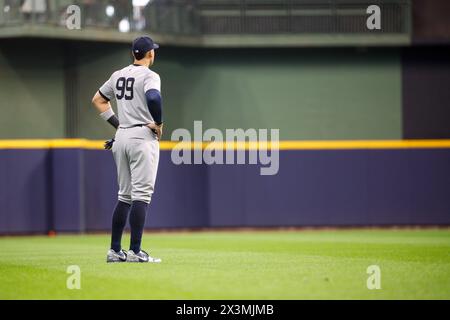 Milwaukee, WISCONSIN, Stati Uniti. 27 aprile 2024. Aaron Judge esterno dei New York Yankees (99) prima della partita tra i Milwaukee Brewers e i New York Yankees all'American Family Field di Milwaukee, WISCONSIN. Darren Lee/CSM/Alamy Live News Foto Stock