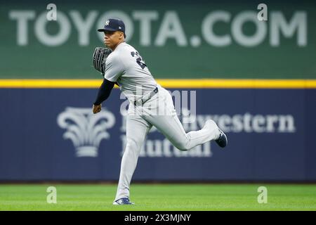 Milwaukee, WISCONSIN, Stati Uniti. 27 aprile 2024. Juan Soto, esterno dei New York Yankees (22) prima della partita tra i Milwaukee Brewers e i New York Yankees all'American Family Field di Milwaukee, WISCONSIN. Darren Lee/CSM/Alamy Live News Foto Stock