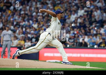 Milwaukee, WISCONSIN, Stati Uniti. 27 aprile 2024. Joe Ross (41) lanciatore dei Milwaukee Brewers durante la partita tra i Milwaukee Brewers e i New York Yankees all'American Family Field di Milwaukee, WISCONSIN. Darren Lee/CSM/Alamy Live News Foto Stock