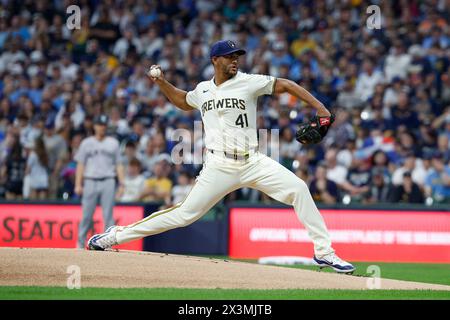 Milwaukee, WISCONSIN, Stati Uniti. 27 aprile 2024. Joe Ross (41) lanciatore dei Milwaukee Brewers durante la partita tra i Milwaukee Brewers e i New York Yankees all'American Family Field di Milwaukee, WISCONSIN. Darren Lee/CSM/Alamy Live News Foto Stock