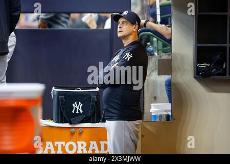 Milwaukee, WISCONSIN, Stati Uniti. 27 aprile 2024. Aaron Boone (17), manager dei New York Yankees, durante la partita tra i Milwaukee Brewers e i New York Yankees all'American Family Field di Milwaukee, WISCONSIN. Darren Lee/CSM/Alamy Live News Foto Stock