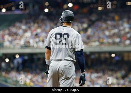 Milwaukee, WISCONSIN, Stati Uniti. 27 aprile 2024. Aaron Judge esterno dei New York Yankees (99) durante la partita tra i Milwaukee Brewers e i New York Yankees all'American Family Field di Milwaukee, WISCONSIN. Darren Lee/CSM/Alamy Live News Foto Stock