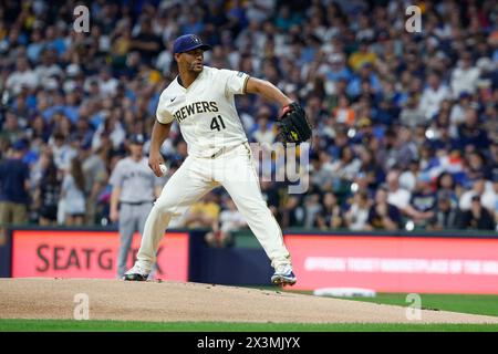 Milwaukee, WISCONSIN, Stati Uniti. 27 aprile 2024. Joe Ross (41) lanciatore dei Milwaukee Brewers durante la partita tra i Milwaukee Brewers e i New York Yankees all'American Family Field di Milwaukee, WISCONSIN. Darren Lee/CSM/Alamy Live News Foto Stock