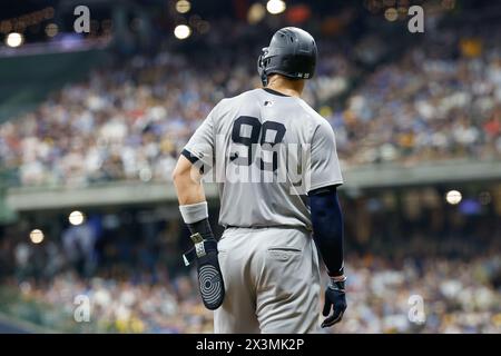 Milwaukee, WISCONSIN, Stati Uniti. 27 aprile 2024. Aaron Judge esterno dei New York Yankees (99) durante la partita tra i Milwaukee Brewers e i New York Yankees all'American Family Field di Milwaukee, WISCONSIN. Darren Lee/CSM/Alamy Live News Foto Stock