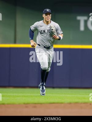 Milwaukee, WISCONSIN, Stati Uniti. 27 aprile 2024. Aaron Judge esterno dei New York Yankees (99) durante la partita tra i Milwaukee Brewers e i New York Yankees all'American Family Field di Milwaukee, WISCONSIN. Darren Lee/CSM/Alamy Live News Foto Stock