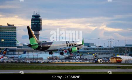 Richmond, Columbia Britannica, Canada. 26 aprile 2024. Un Boeing 737-8 MAX di Flair Airlines (C-FLKO) atterra al tramonto, all'Aeroporto Internazionale di Vancouver. (Credit Image: © Bayne Stanley/ZUMA Press Wire) SOLO PER USO EDITORIALE! Non per USO commerciale! Foto Stock