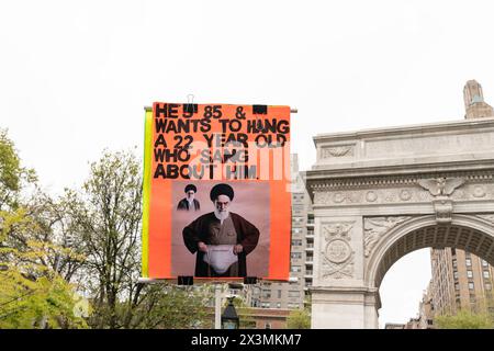 Gli attivisti si radunano al Washington Square Park a New York il 27 aprile 2024 contro il regime iraniano e la sua decisione di condannare a morte l'artista Hip Hop Toomaj Salehi Foto Stock