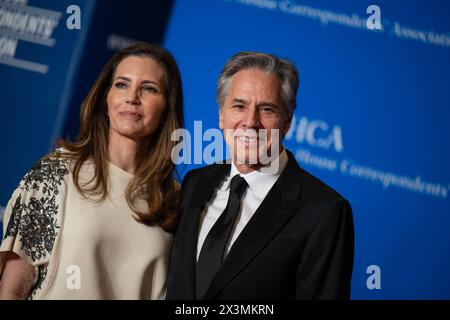 Il segretario di gabinetto della Casa Bianca Evan Ryan e il segretario di Stato degli Stati Uniti Antony Blinken partecipano alla cena dei corrispondenti della Casa Bianca del 2024 al Washington Hilton di Washington, DC, il 27 aprile 2024. (Foto di Annabelle Gordon/Sipa USA) credito: SIPA USA/Alamy Live News Foto Stock