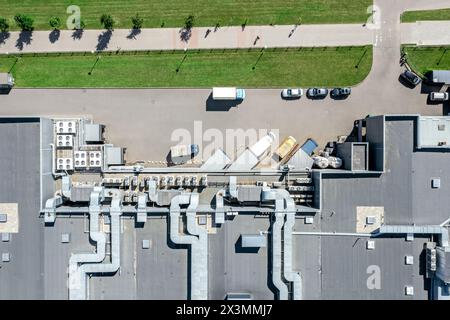 sistema di ventilazione industriale di pulizia, raffreddamento e aria condizionata sul tetto del supermercato. vista aerea dall'alto. Foto Stock