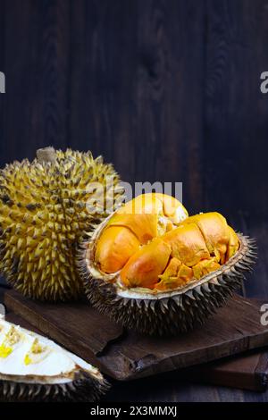 Lai o Elai Fruit, uno dei frutti endemici del Borneo. Famiglia con frutti Durian o Durio. Foto di umore scuro con sfondo in legno. Foto Stock