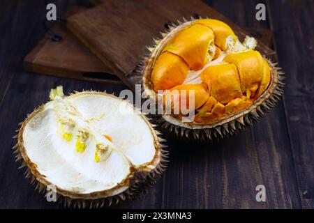 Lai o Elai Fruit, uno dei frutti endemici del Borneo. Famiglia con frutti Durian o Durio. Foto di umore scuro con sfondo in legno. Foto Stock