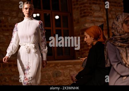 Istanbul, Turchia. 26 aprile 2024. Un modello visto indossare Akkoia. Il secondo giorno della Modest Fashion Week 2024 di Istanbul, il marchio australiano Akkoia, l'egiziano MRGD e i Buttonfoulves indonesiani hanno presentato le loro collezioni nell'ultima sfilata esclusiva di Istanbul Modest Fashion Week 2024 alla Fisekhane Gallery di Istanbul. Credito: SOPA Images Limited/Alamy Live News Foto Stock