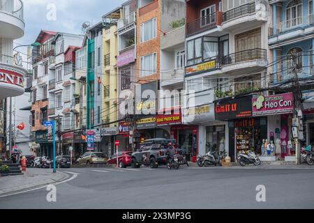 Dalat, centro città, Vietnam. In Vietnam, da Lat è una popolare destinazione turistica. Via di Dalat. Appartamenti abitativi. Aprile 15,2024 Foto Stock