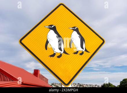 Segnale di attraversamento dei pinguini a Oamaru Blue Penguin Colony, Waterfront Road, Oamaru, Otago, South Island, nuova Zelanda Foto Stock
