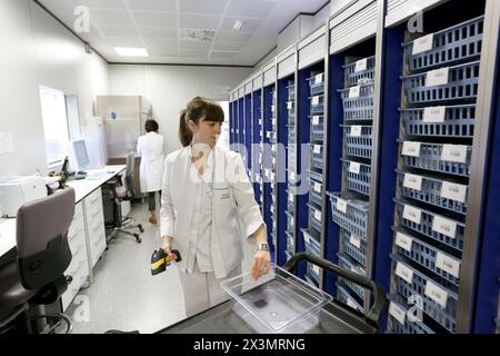 Farmacia, Drug stock, Onkologikoa Hospital, Oncology Institute, Case Center per la prevenzione, la diagnosi e il trattamento del cancro, Donostia, San Sebastian Foto Stock