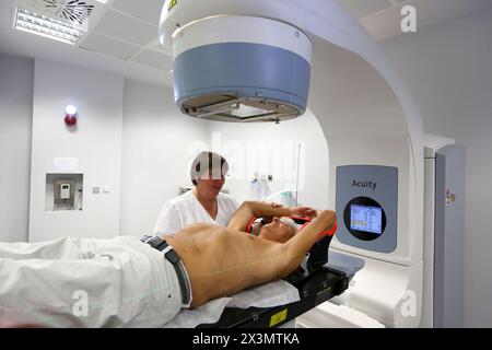 Il sistema Acuity continua la tradizione Varian di innovazione combinando tecniche di imaging CBCT TC a fascio conico 2D e 3D avanzate e capab software Foto Stock