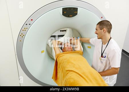 PET-CT Siemens Biograph, apparato combinato per tomografia a emissione di positroni tomografia computerizzata a raggi X e PET TC, medicina nucleare, Onkologikoa Hospi Foto Stock