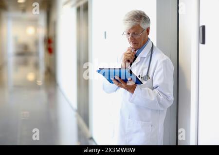 Medico con compressa in corridoio, Onkologikoa Hospital, Oncology Institute, Case Center per la prevenzione, la diagnosi e il trattamento del cancro, Donostia, San Foto Stock
