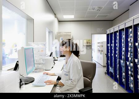 Farmacia, Drug stock, Onkologikoa Hospital, Oncology Institute, Case Center per la prevenzione, la diagnosi e il trattamento del cancro, Donostia, San Sebastian Foto Stock