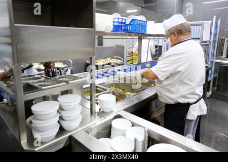 Cuoco, preparazione del menu alimentare, cucina ospedaliera, Onkologikoa Hospital, Oncology Institute, case Center per la prevenzione, la diagnosi e il trattamento del cancro Foto Stock