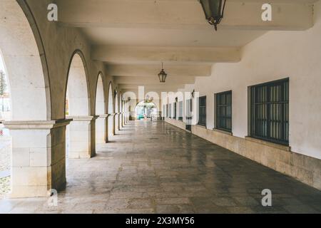 Edificio civico del municipio dipinto di bianco nella piazza centrale di Tavira, Portogallo Foto Stock