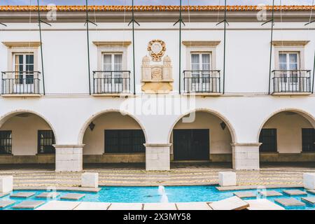 Edificio civico del municipio dipinto di bianco nella piazza centrale di Tavira, Portogallo Foto Stock