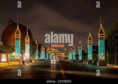 Vista notturna delle Galeries Lafayette del Katara Plaza nel Villaggio culturale Katara di Doha, Qatar. Foto Stock