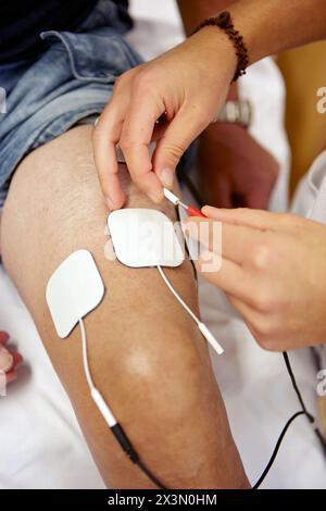 Stimolazione Elettrica dei muscoli, rebahilitation. Policlinica Gipuzkoa, San Sebastian, Donostia, Euskadi, Spagna Foto Stock