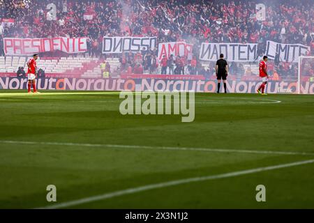 Lisbona, Portogallo. 27 aprile 2024. I tifosi della SL Benfica hanno visto in mano striscioni che recano "Presidente, il nostro amore non ha limiti" durante la partita di calcio Betclic della Liga Portugal tra SL Benfica e SC Braga allo stadio da Luz. (Punteggio finale: SL Benfica 3 - 1 SC Braga) (foto di Hugo Amaral/SOPA Images/Sipa USA) credito: SIPA USA/Alamy Live News Foto Stock