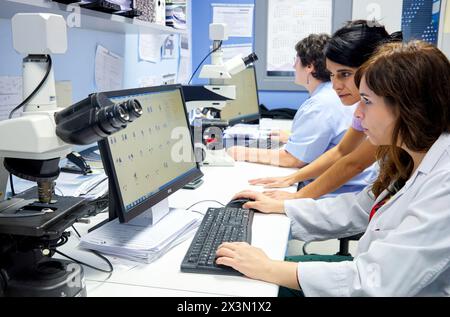 Analisi genetica, ematologia, Ospedale Donostia, San Sebastian, Gipuzkoa, Paesi Baschi Foto Stock